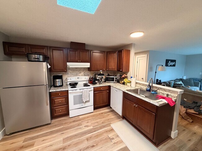 Foto del edificio - Fully Furnished 2 bed, 1 bath w/ Garage in Puyallup!