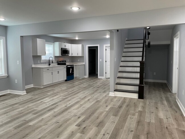 Foto del edificio - 4 BED, 3 BATH NEWLY RENOVATED HOME LOCATED...