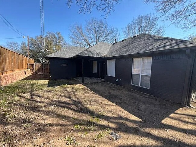 Building Photo - Van Alstyne beautiful homes