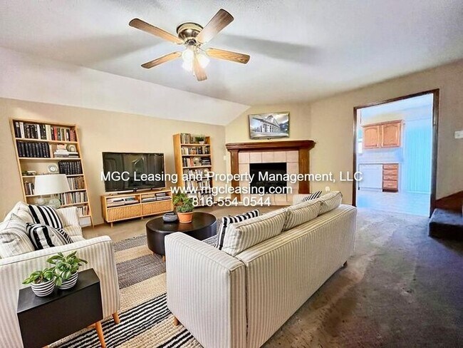 Foto del edificio - Remington Village: Move-In Ready Townhome with 2026 Upgrades and Lower-Level LVP