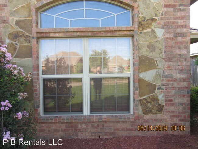 Foto del edificio - 3 br, 2 bath House - 318 SW Boatsman Avenue