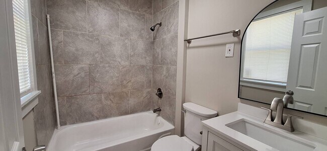 Building Photo - Charming 1 bedroom 1 bathroom duplex - Uni...