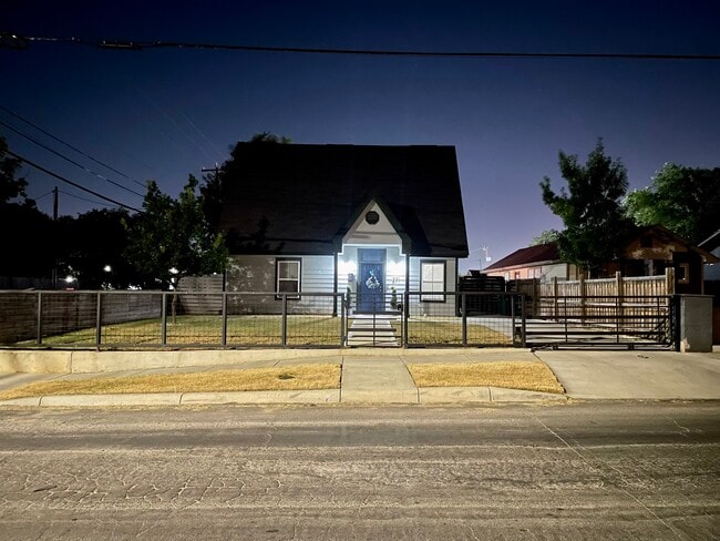 Building Photo - 271 Pendleton Ave