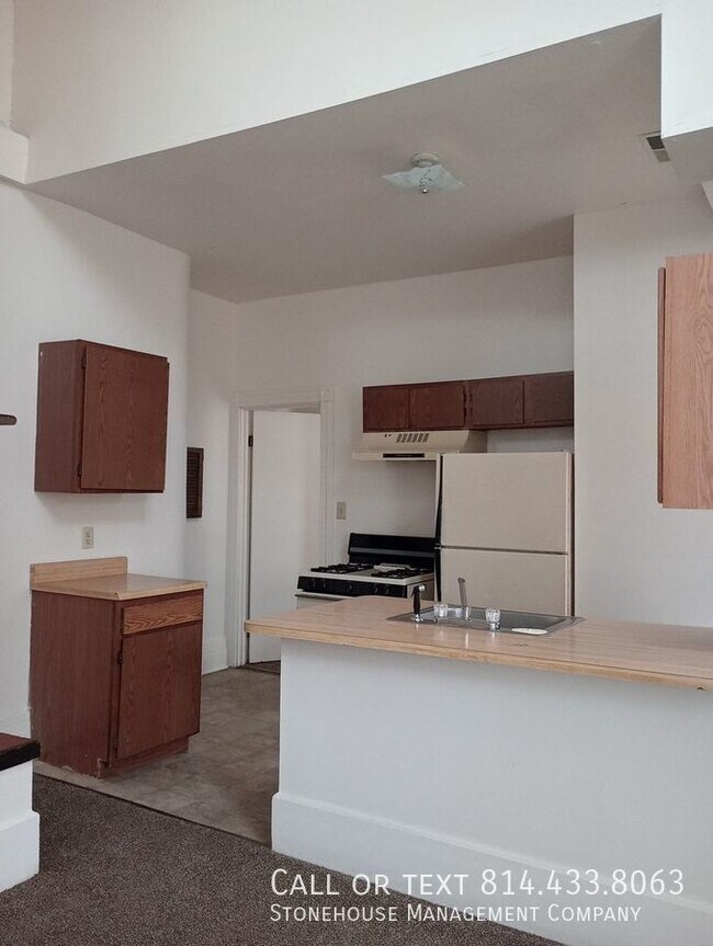 Building Photo - Nice Conveniently Located 2 bedroom with L...