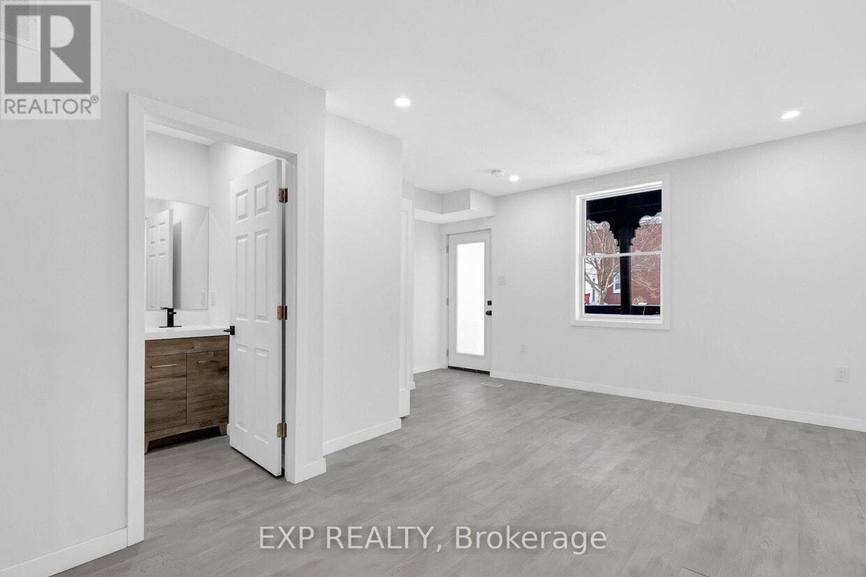 Building Photo - 564-564 Brunel St