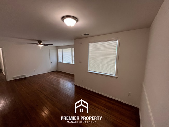 Foto del edificio - Spacious 3BR/2BA Home with Den & Living Room | Brick Fireplace & Large Yard