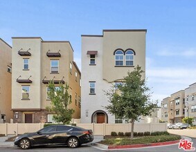 Building Photo - 749 Daniel Freeman Cir