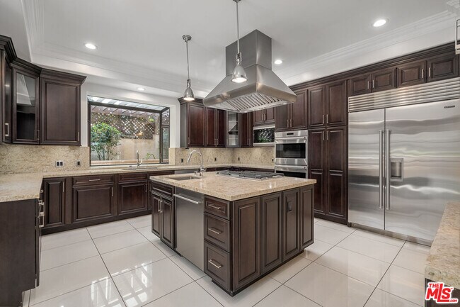 Building Photo - 462 S Maple Dr