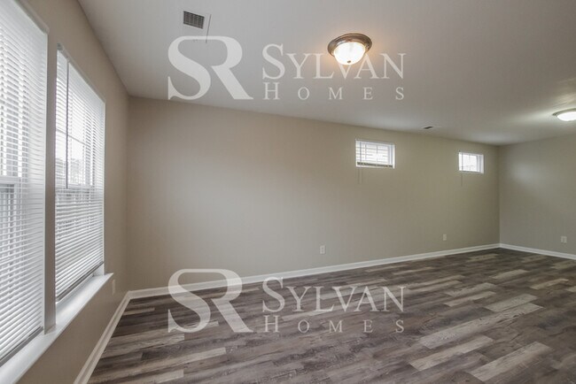 Building Photo - Enjoy Relaxation & Sophistication in this ...