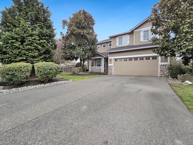 Foto del edificio - 2-Story modern home in Silver Firs. Large outdoor space!!!