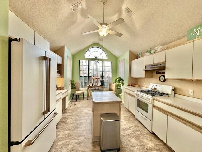 Building Photo - 2012 Mistral Ln E
