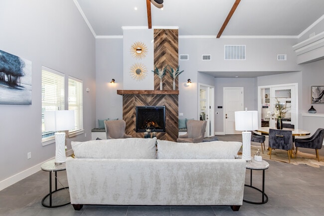 Experimente la calidez y el estilo de esta casa club meticulosamente diseñada. - Fairmount Oaks