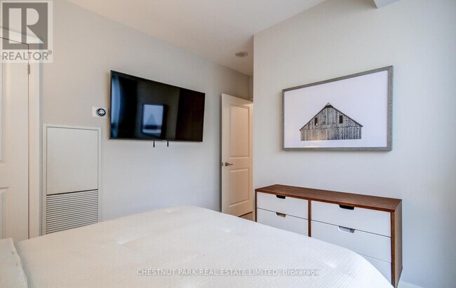 Building Photo - 1430 Yonge St