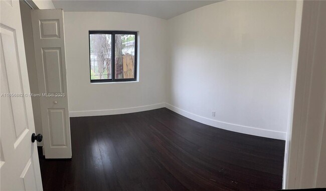 Foto del edificio - 2713 NW 6th Ct