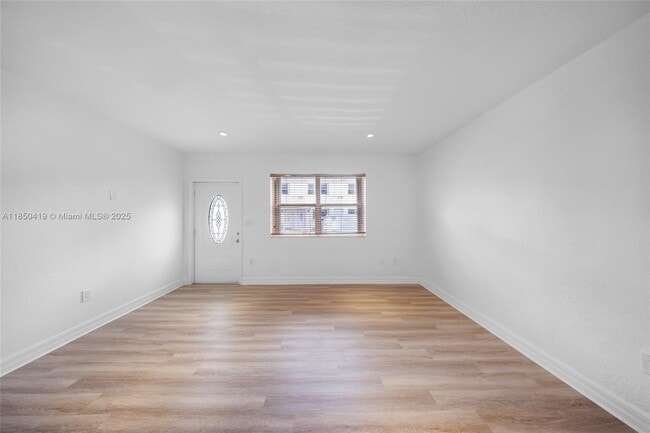 Foto del edificio - 7801 Hispanola Ave
