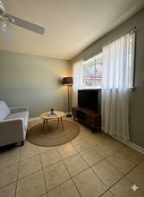 Building Photo - 516 Holiday Dr