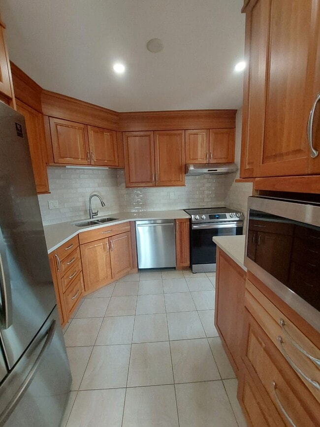 Building Photo - 191 Queen St