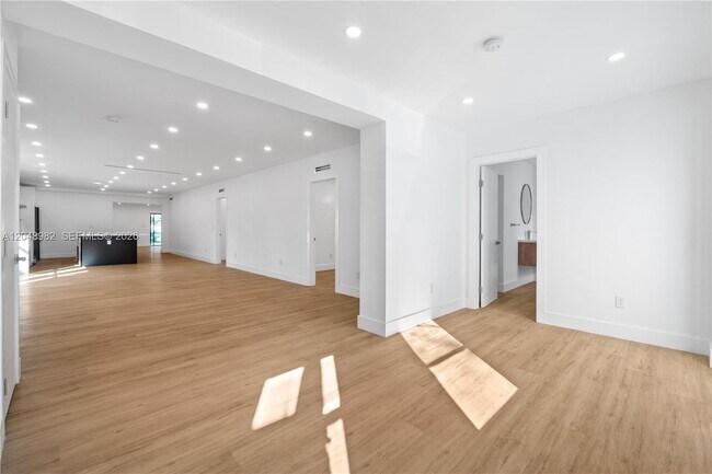 Foto del edificio - 665 NE 117th St