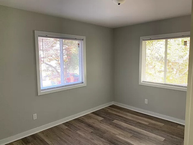 Building Photo - Renovated Downtown Apartment