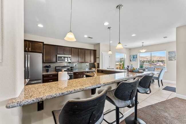 Building Photo - FULLY FURNISHED home available now.