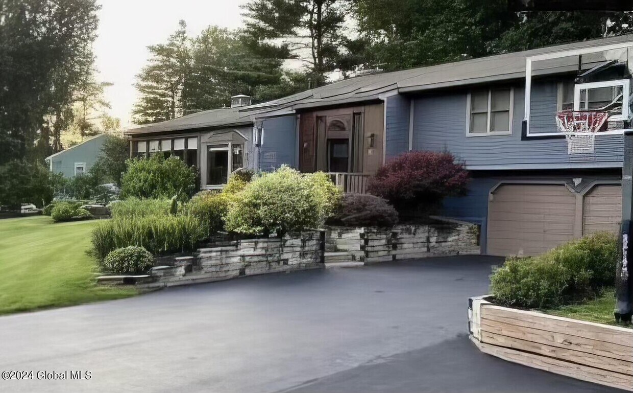 36 Piping Rock Cir, Saratoga Springs, NY 12866 House Rental in