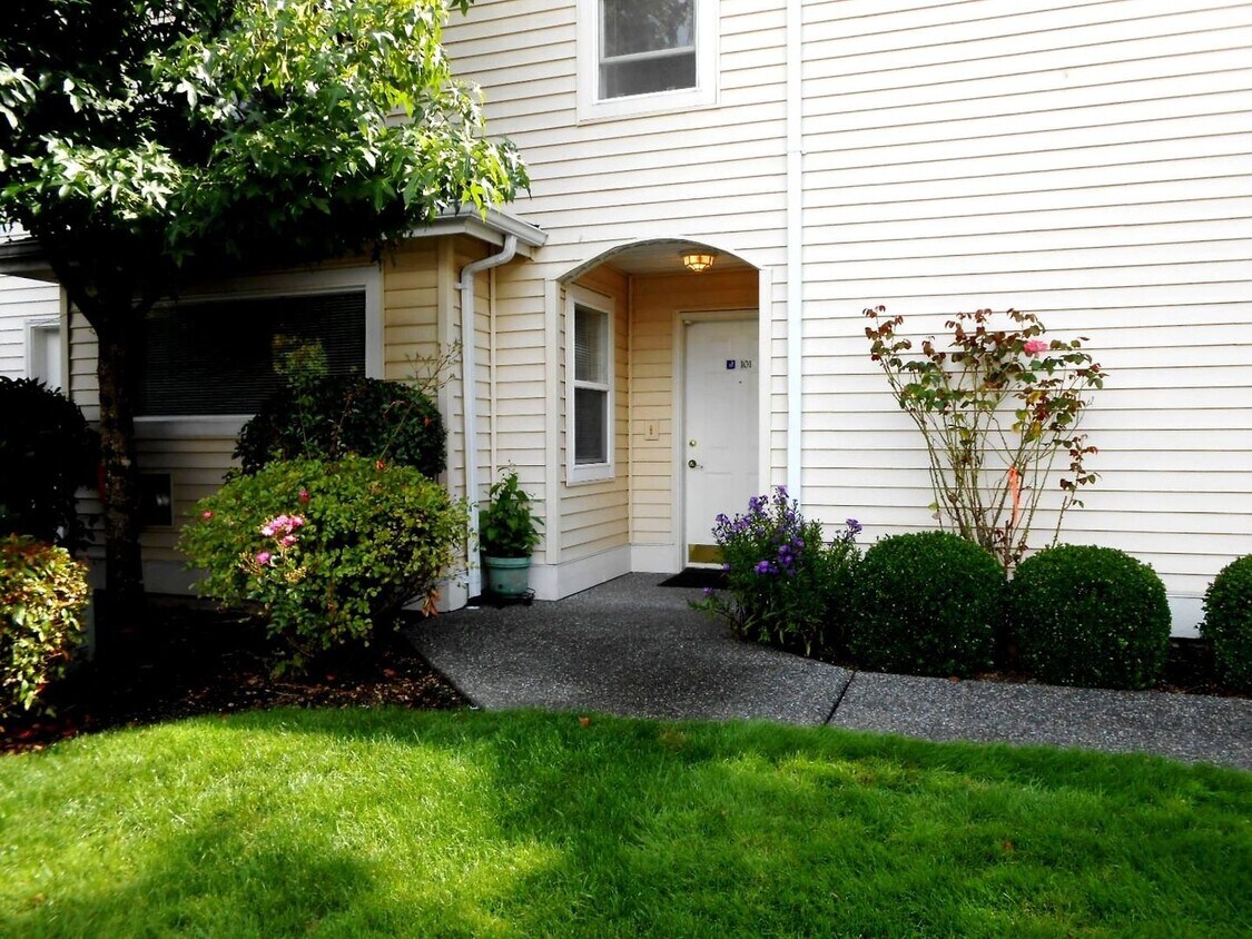 Foto principal - Refreshed 2 bed 2 bath Everett Condo $2099...