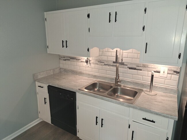 Kitchen - 1962 Alpine Ct NW