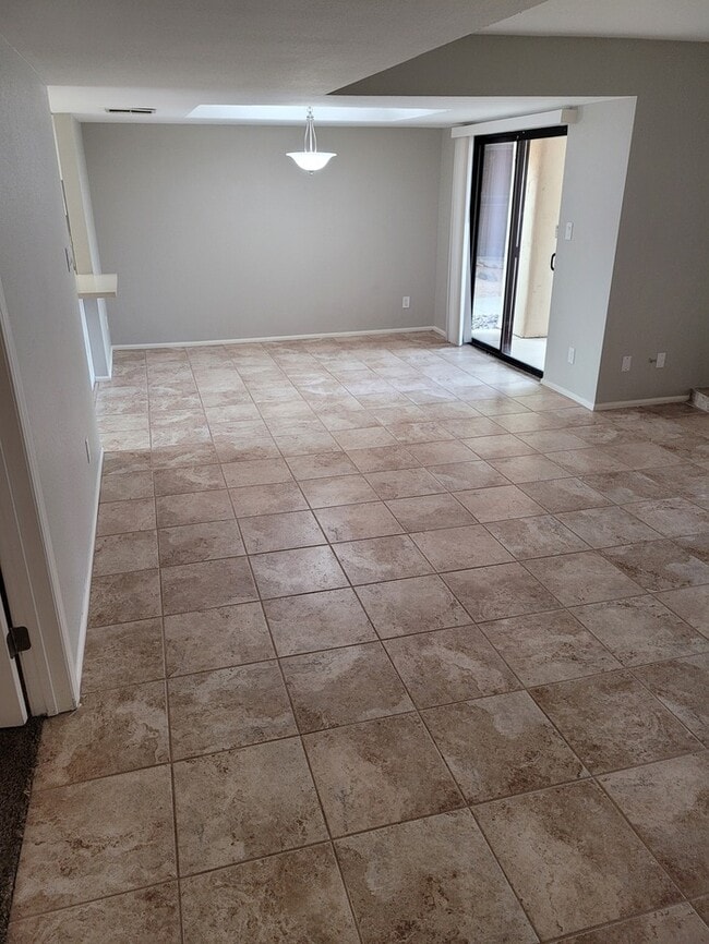 Building Photo - Updated 2/2 condo with 2 master bedrooms!