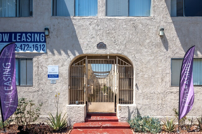 Entrada exterior - 1935 Myrtle Ave.