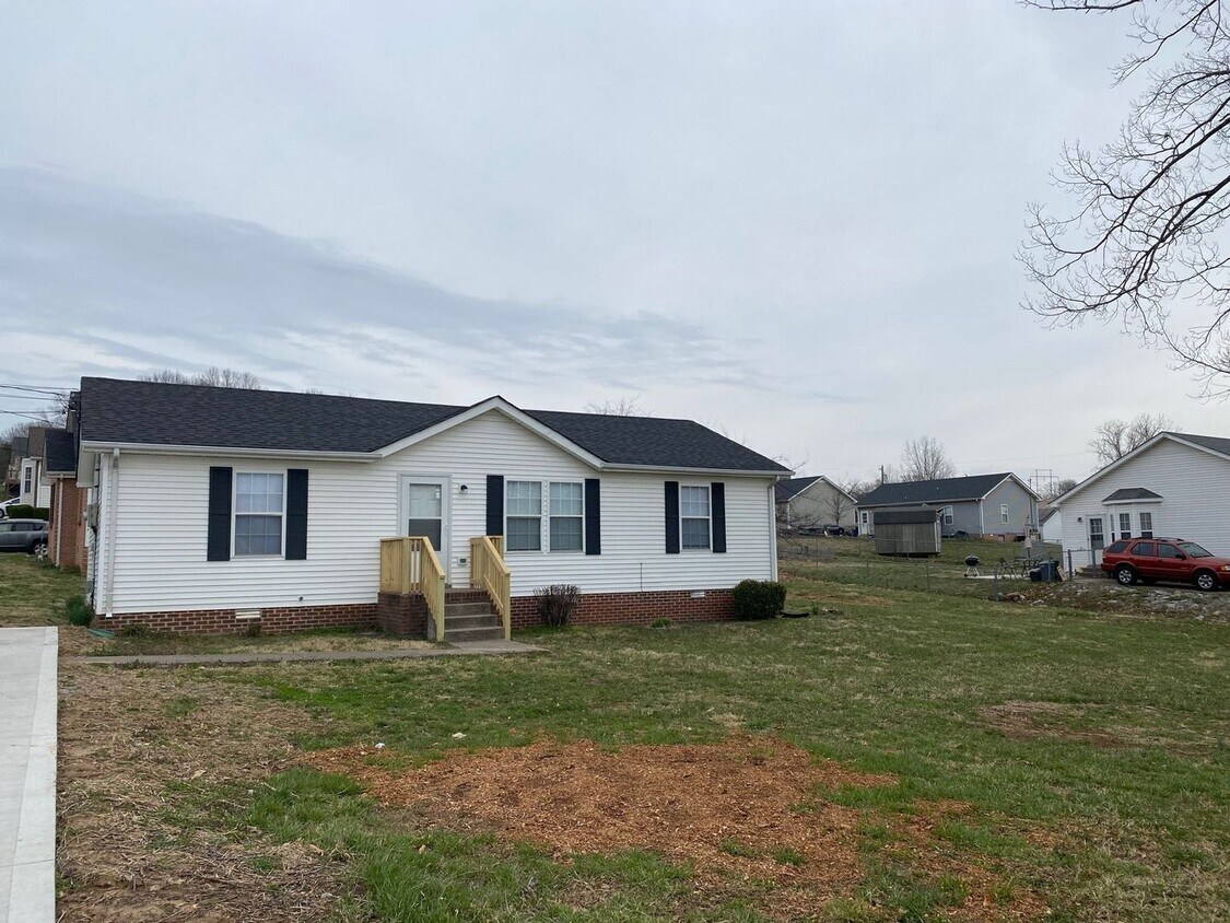 Primary Photo - Newly remodeled 3 Bdr 2 Bath conveniently ...