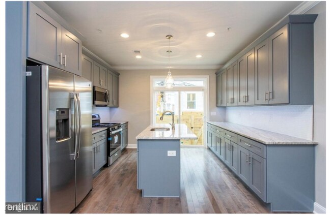 Building Photo - 1 br, 1 bath Townhome - 925 French St