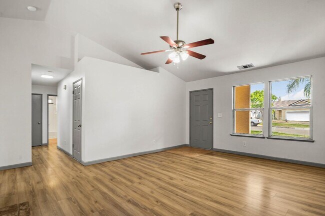 Foto del edificio - Move in special: $250 off the first month's rent!