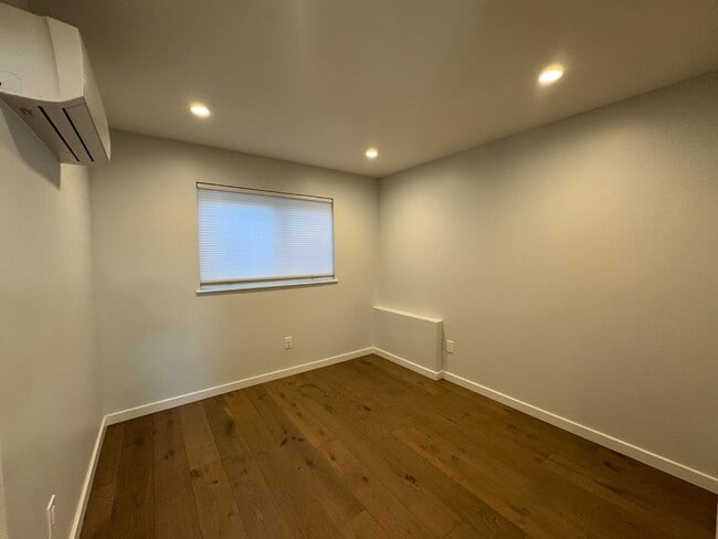 Building Photo - 1500 Solana Dr