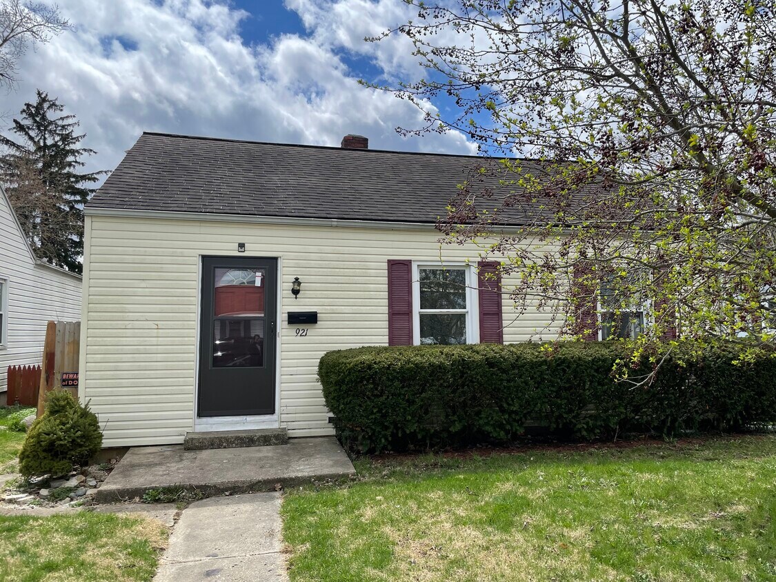 Primary Photo - 921 NW D St