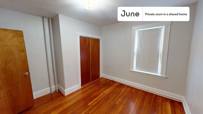 Foto del edificio - Private bedroom in 4 bed/1 bath Home