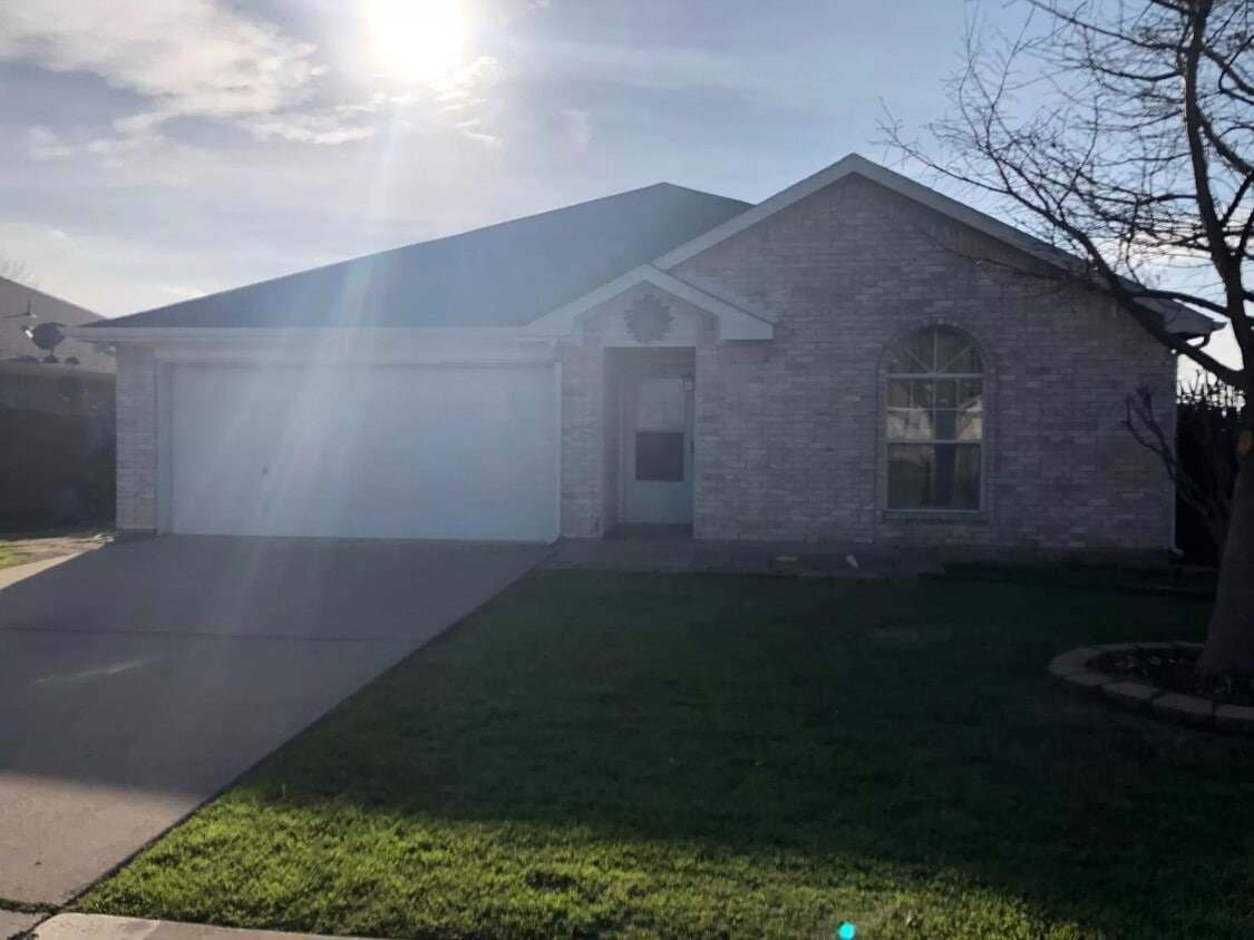 1309 Indian Wells Tr, Midlothian, TX 76065 Room for Rent in