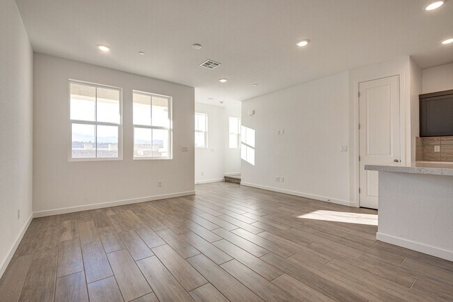 Foto del edificio - Sleek Contemporary Townhome with Open Layout in Prime Las Vegas Location