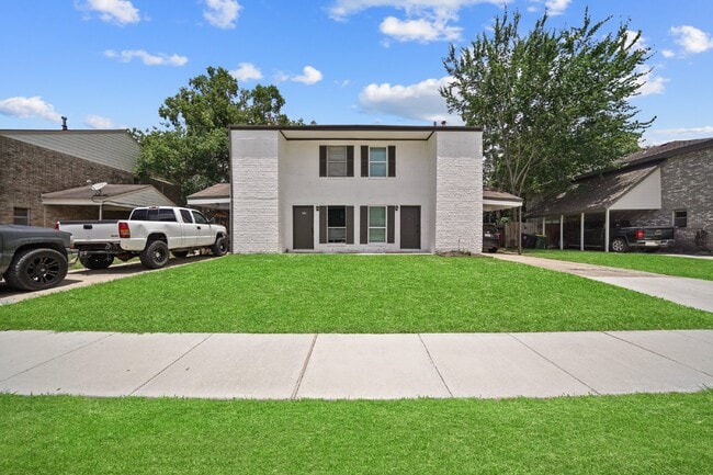 Updated Two-Story Duplex in Pearland with Yard Care Included - Updated Two-Story Duplex in Pearland with Yard Care Included Apartment