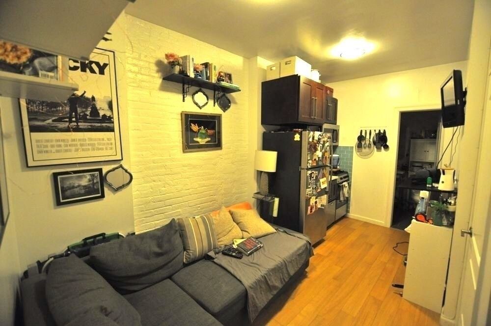 Foto del edificio - 226 E 3rd St