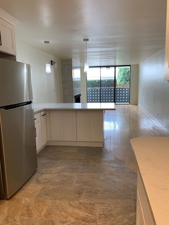 Foto del edificio - Rare Oppotunity: Freshly Remodeled 4-Bdrm/2-Ba Condo at 11th & Arizona in Santa Monica