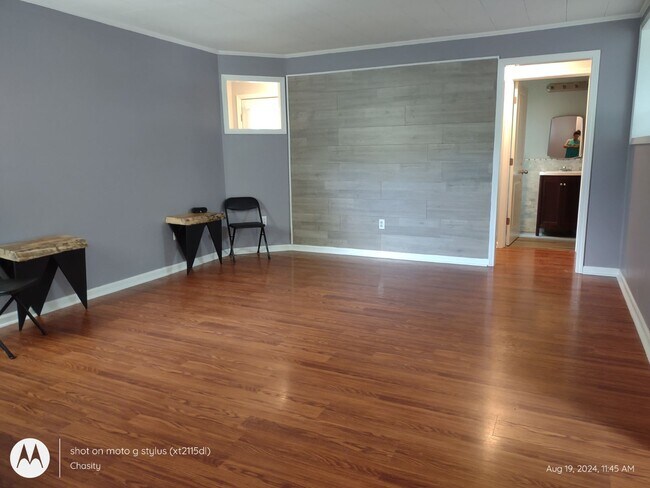 Building Photo - 829 W Oak Ave