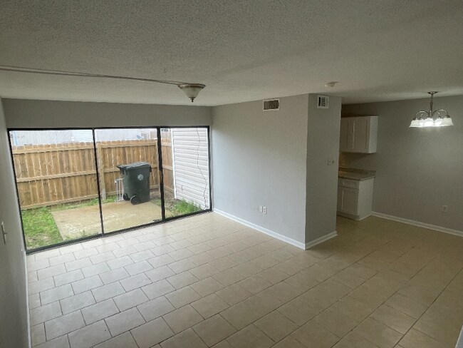 Building Photo - 1705 Fox Run Dr