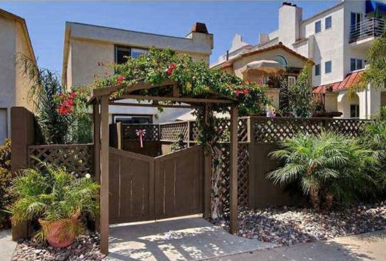 Foto principal - 244-246 1/2 Orange Avenue