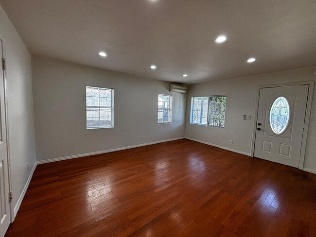 Foto del edificio - Move-in ready charmer in the heart of Canoga Park!