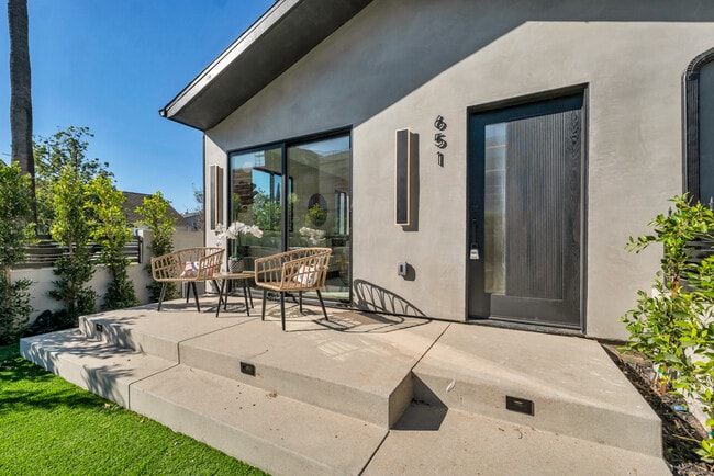 Building Photo - 651 N Wilton Pl