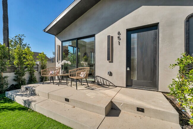 Foto del edificio - 651 N Wilton Pl