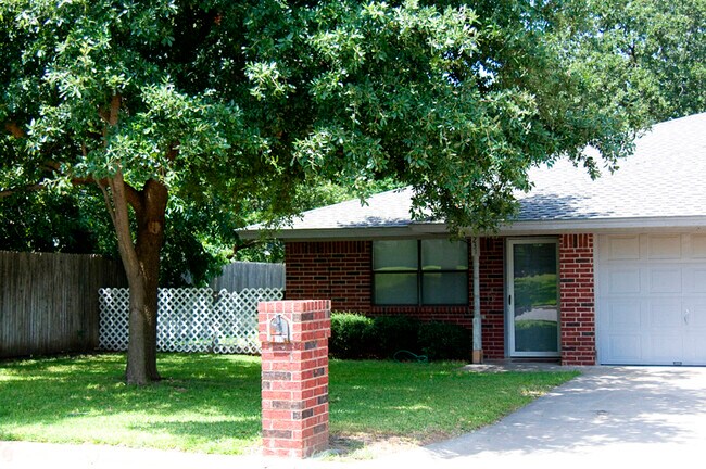 Foto del edificio - 231 Rosebud Dr