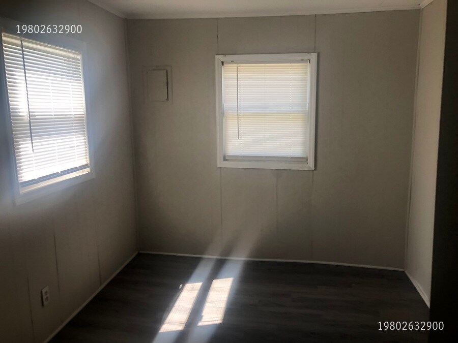 Building Photo - 1620 1/2 W Airline Avenue