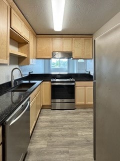 Kitchen, stainless steel appliances - 3400 Grissom Cir