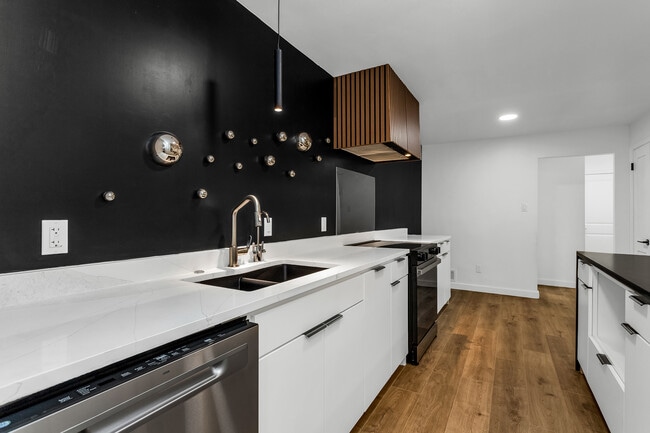 Building Photo - 3761 High Vista Dr